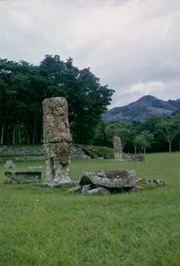 セントラルプラザの前庭にある石碑